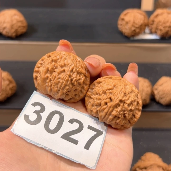 吊坠桃核白狮子文玩核桃