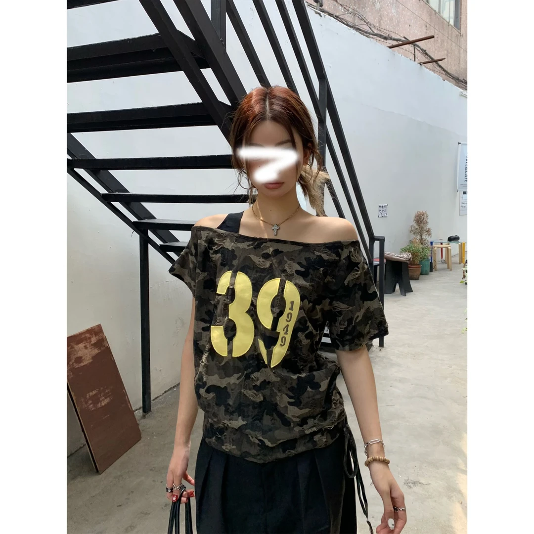美式辣妹设计感斜肩迷彩短袖t恤女夏季新款露肩短款宽松修身上衣