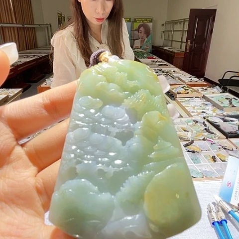 翡翠未镶嵌颈饰一个