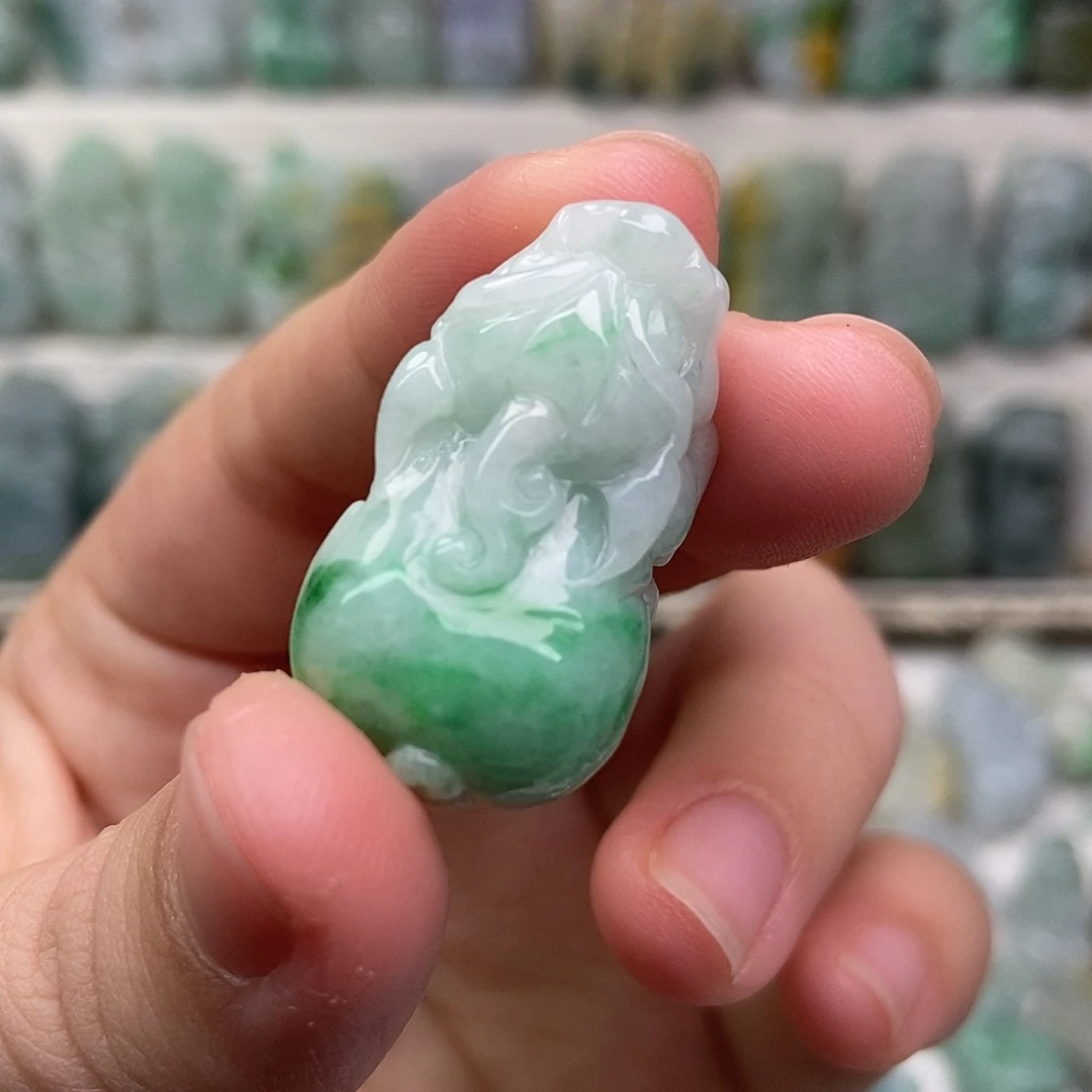 翡翠未镶嵌吊坠(赠链)