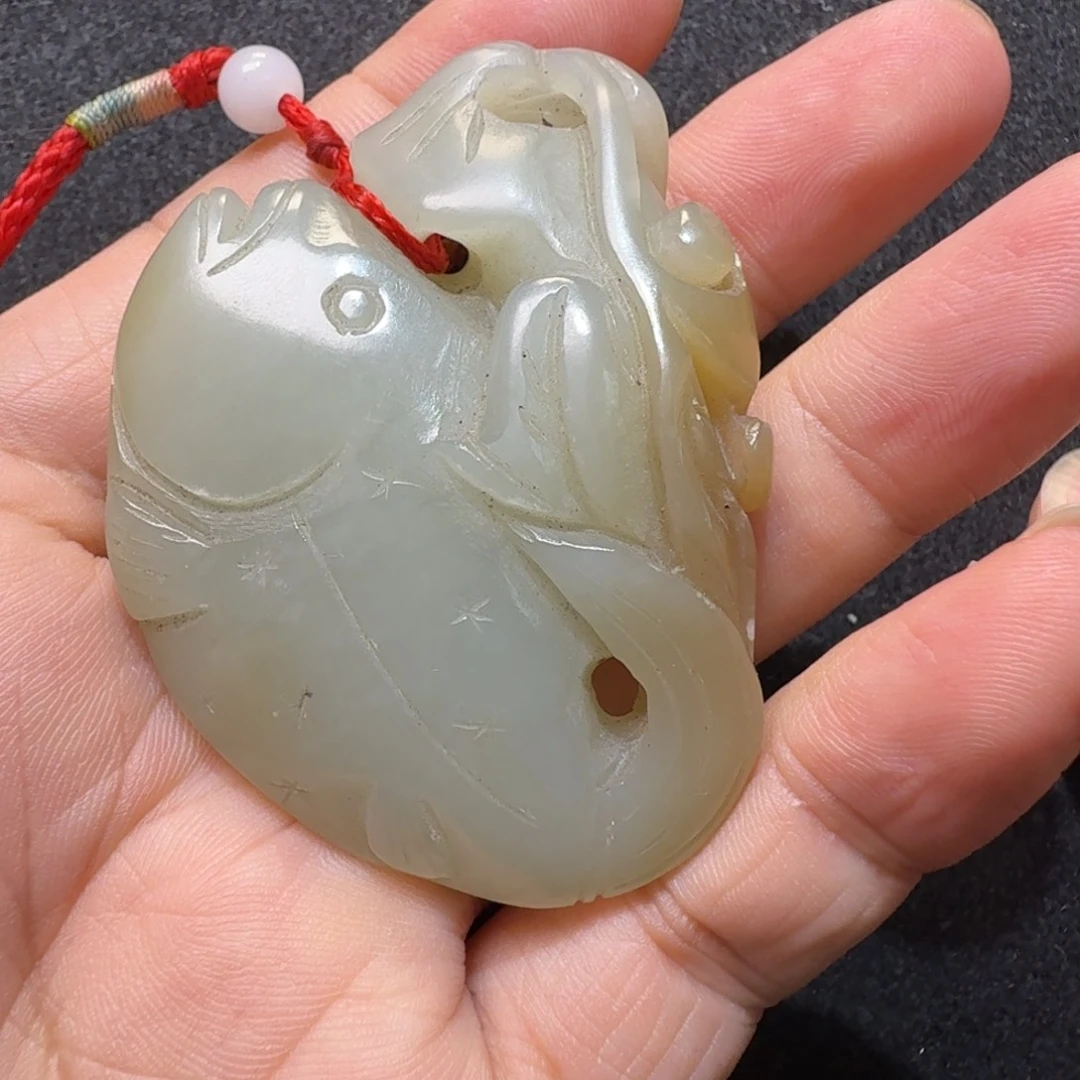 姜***目颈饰未镶嵌和田玉