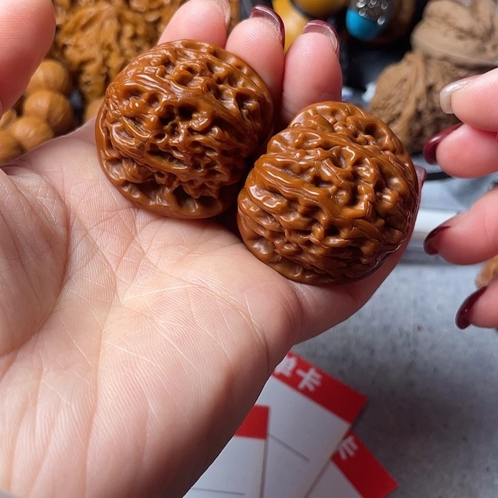 文玩核桃吊坠白狮子