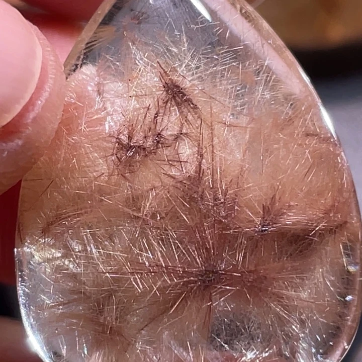 晓***诗未镶嵌发晶颈饰钛