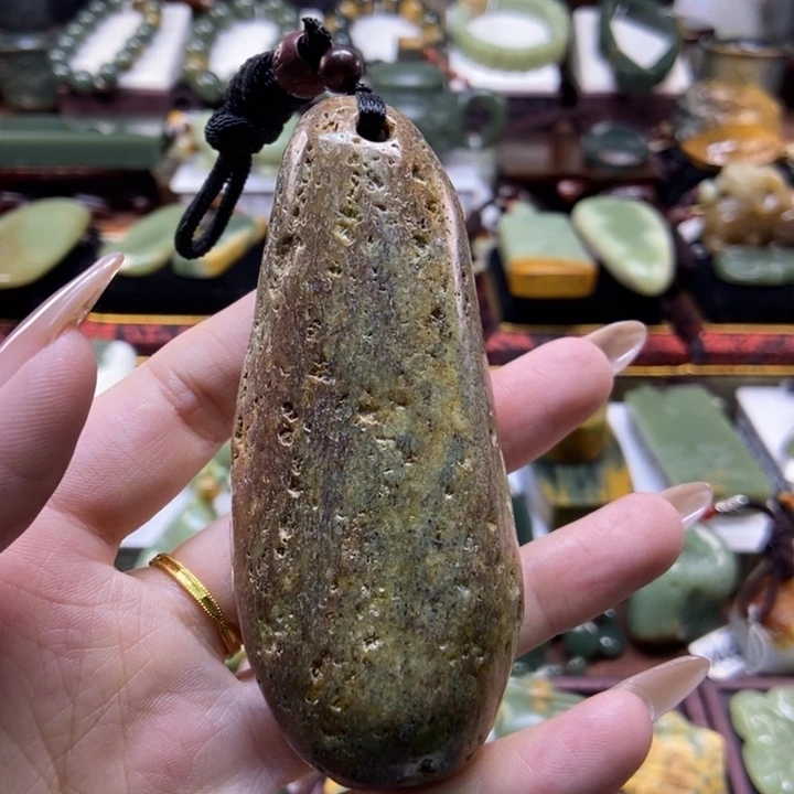 未镶嵌岫岩河磨玉（透闪石质玉）把件