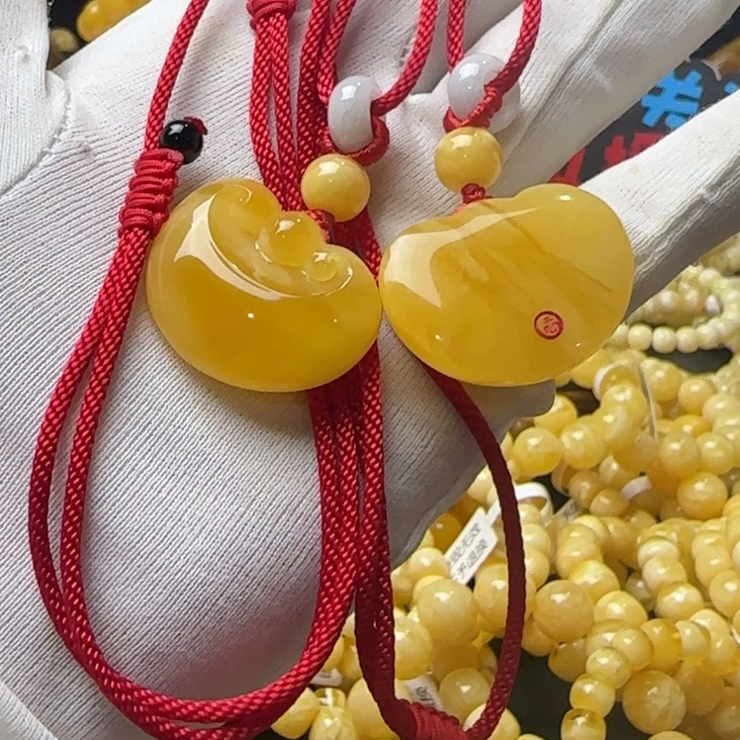 未镶嵌颈饰蜜蜡俄黄大师精雕长命如意锁吊坠