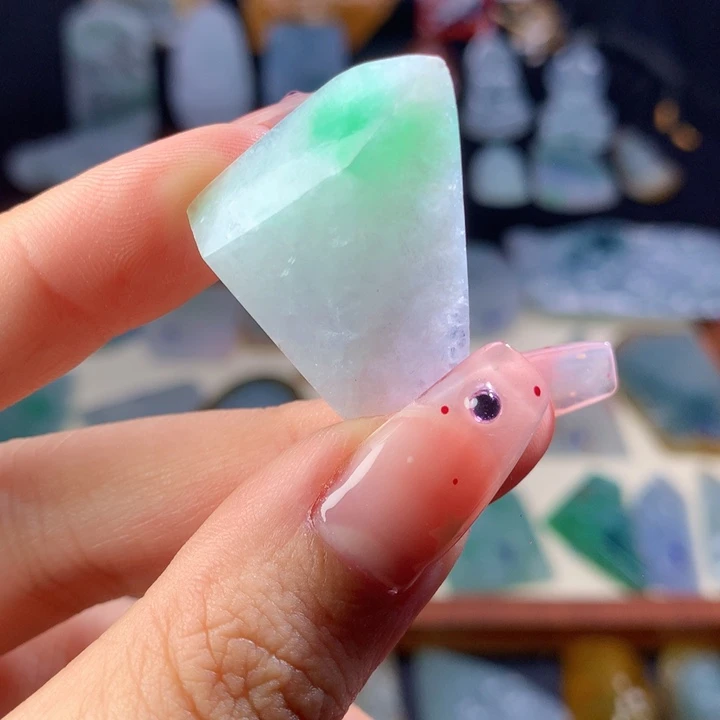 颈饰未镶嵌翡翠好