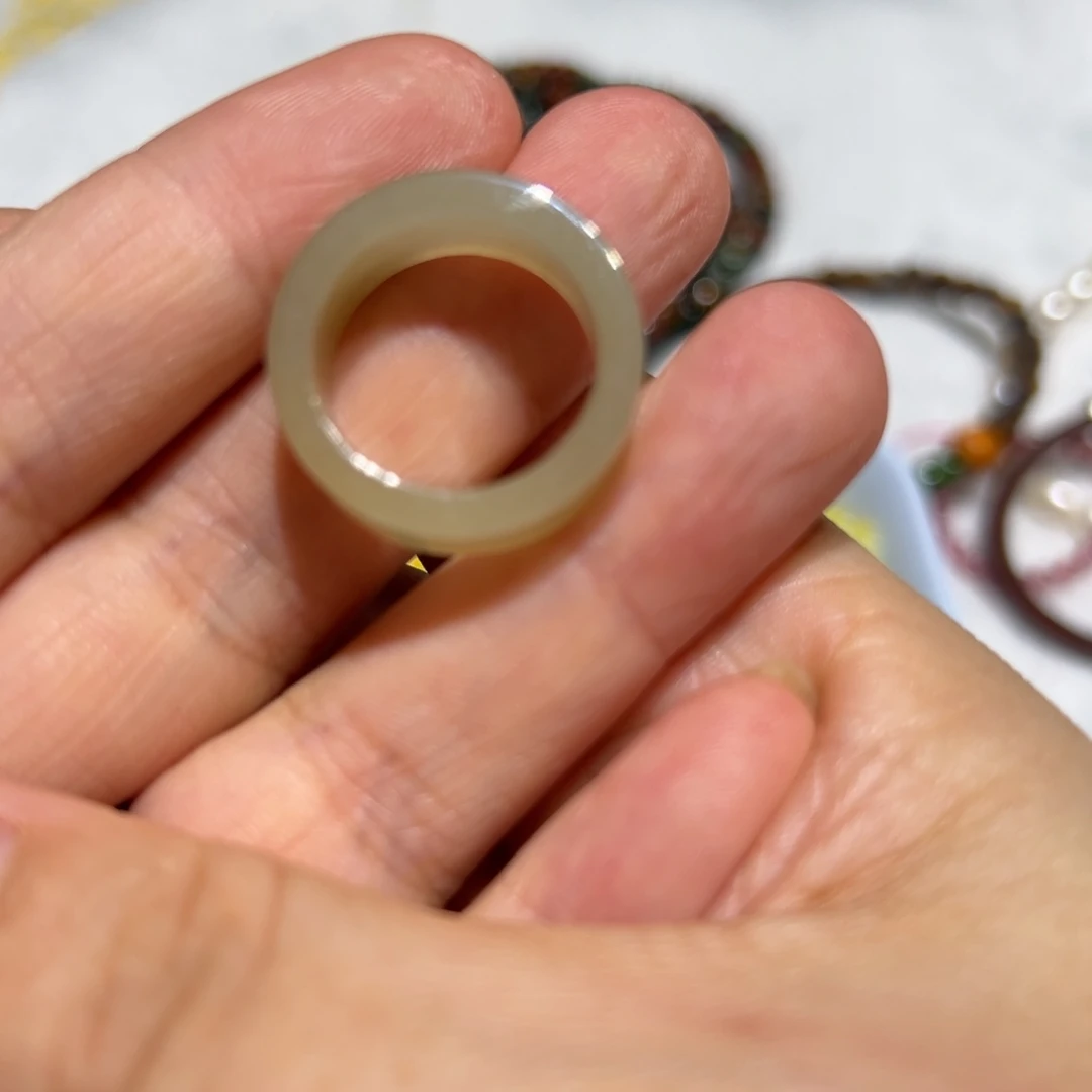 *****颈饰未镶嵌和田玉戒指