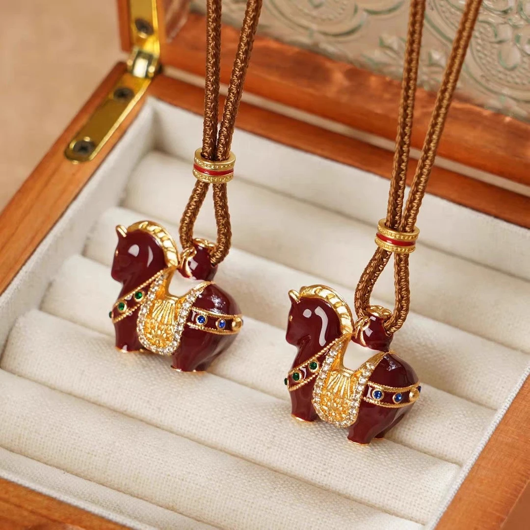 铜合金吊坠 原创新中式轻奢小马吊坠项链女红色锁骨链设计毛衣链