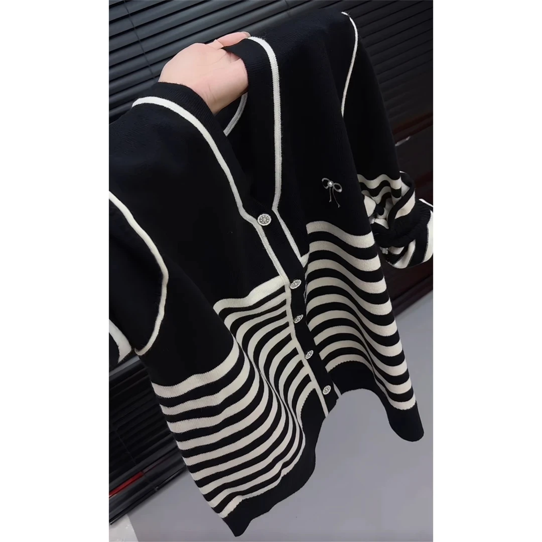 2025秋季流行小众v领拼色条纹针织上衣大码宽松显瘦撞色显瘦开衫