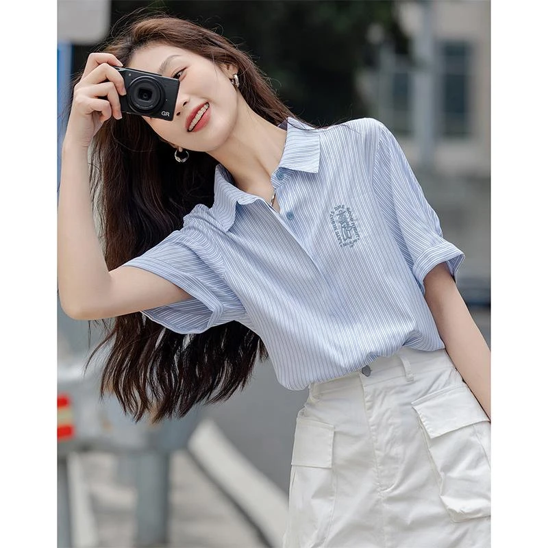 蓝色绣花条纹衬衫短袖女夏季2025新款法式休闲显瘦减龄学院风衬衣
