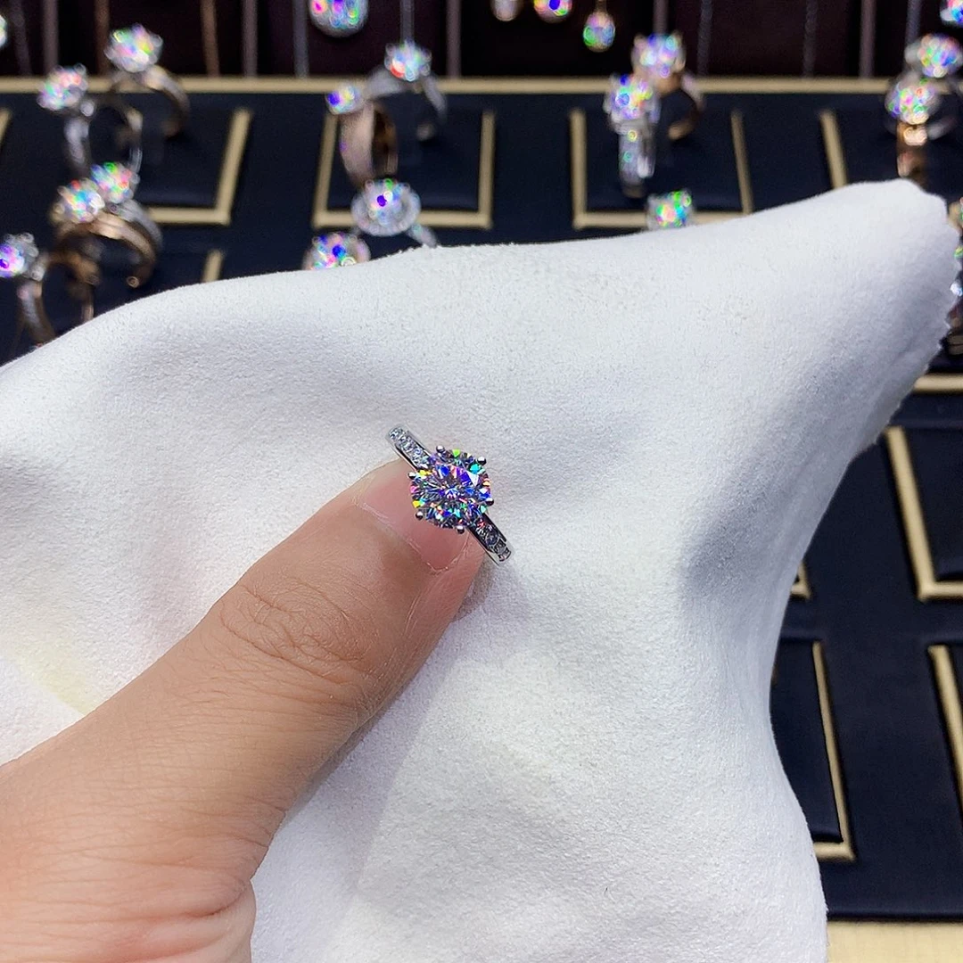 戒指/指环18K金镶嵌合成碳硅石（莫桑石）花*?