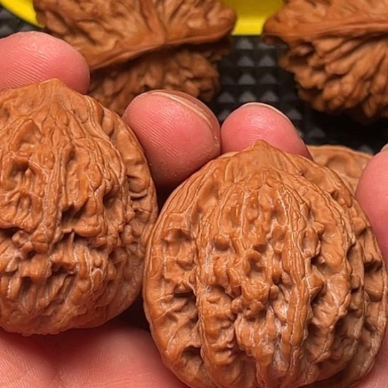 看***看文玩核桃吊坠虎头