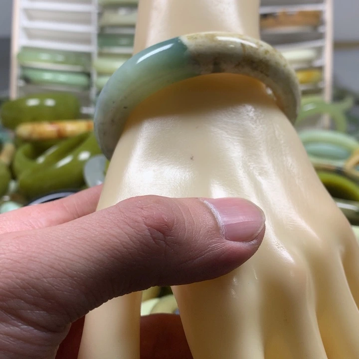 蛇纹石玉手镯未镶嵌滋*滋