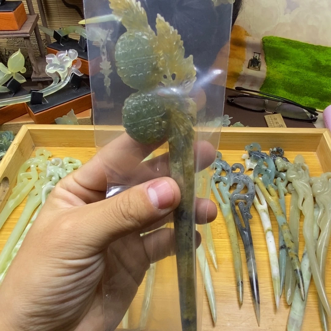 灿***。蛇纹石玉未镶嵌发饰