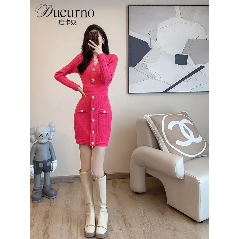 红色打底针织连衣裙女2025秋季款法式气质轻熟风收腰显瘦时尚裙子