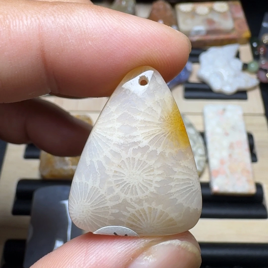 未镶嵌纯天然色有机玉石保真色硅化玉