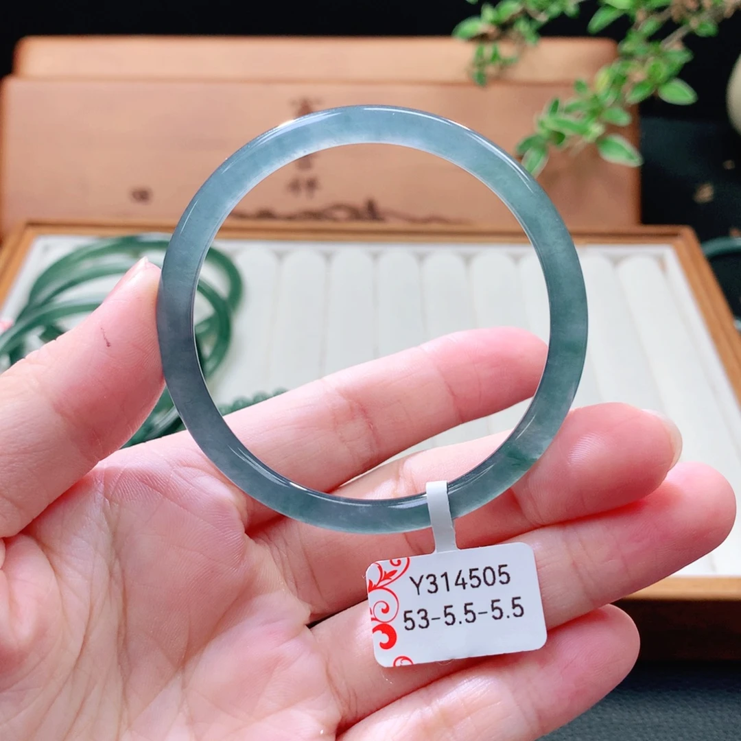 翡翠未镶嵌手镯（圆镯）