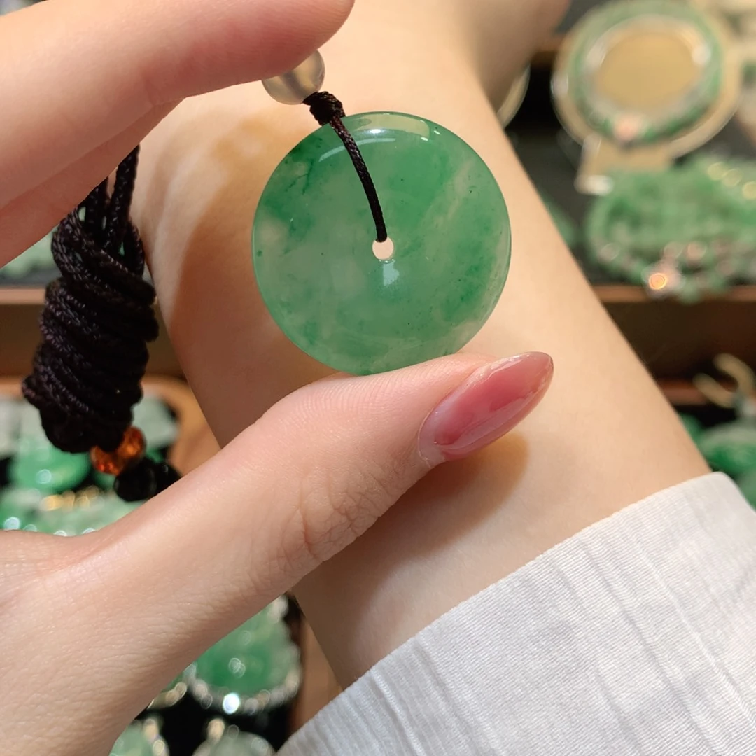 石英质玉（非洲翠）未镶嵌颈饰扣子