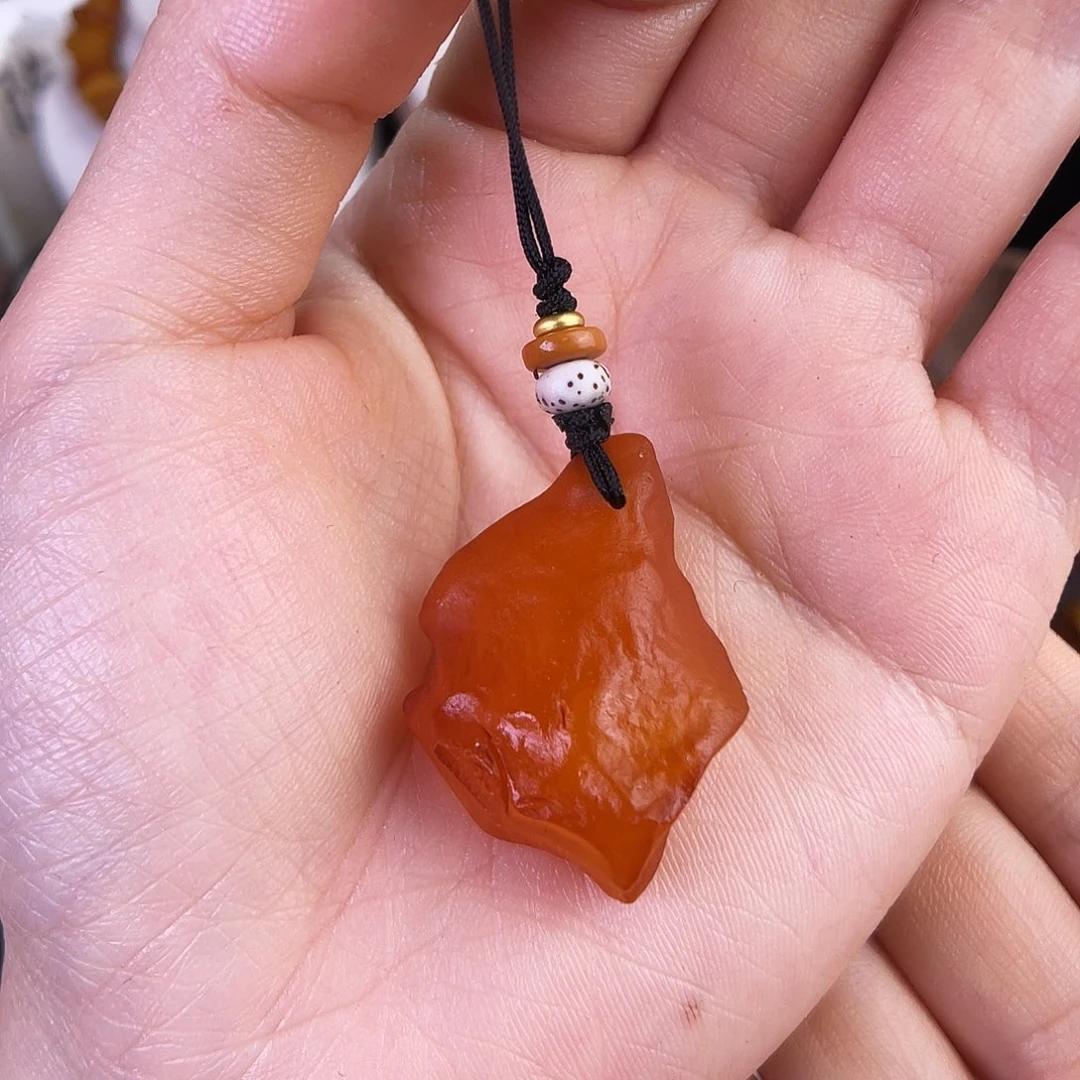 琥珀珠宝奇石未镶嵌。