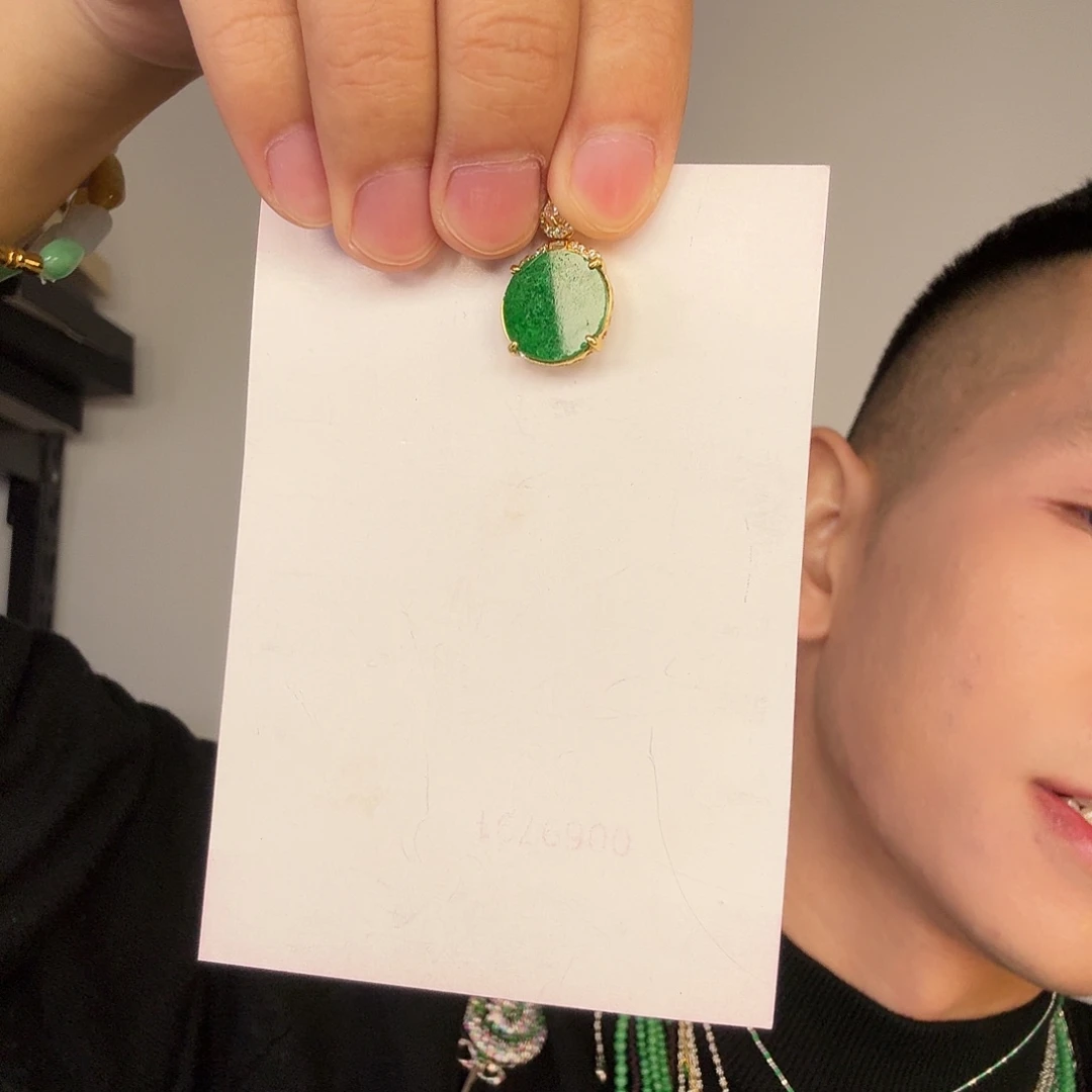 翡翠未镶嵌颈饰一件