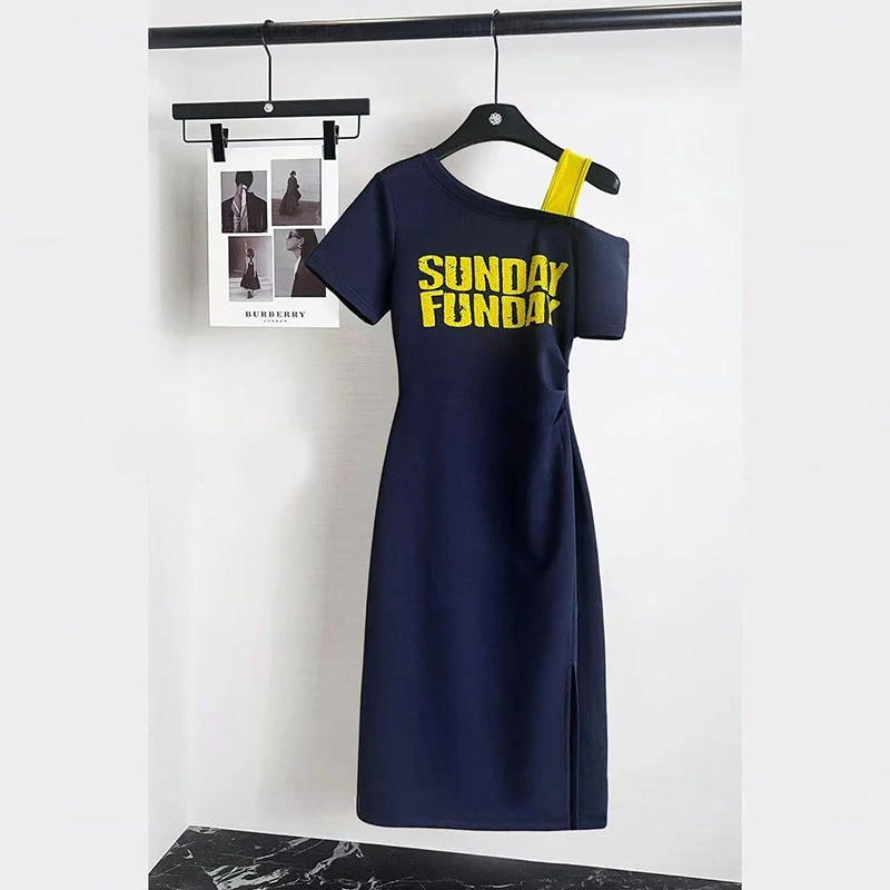 2025夏季新款字母印花斜肩露肩短袖连衣裙女时尚气质收腰显瘦裙子