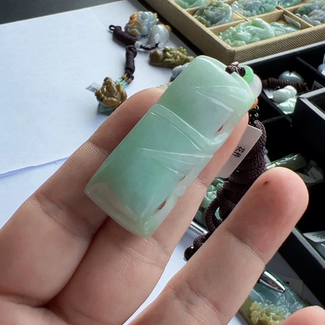 翡翠未镶嵌颈饰挂件