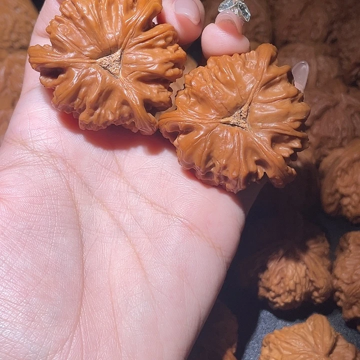 慕***忧文玩核桃吊坠小妹三棱