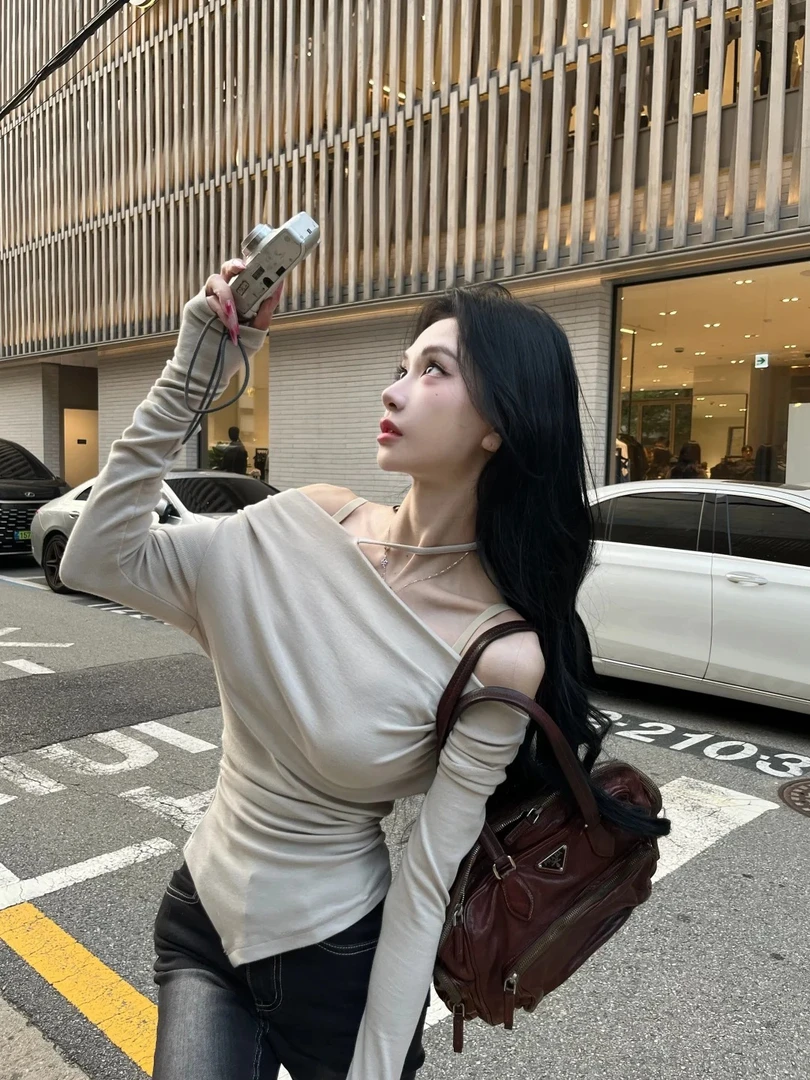 2025秋季新款法式时尚设计感修身露肩T恤上衣高腰显瘦牛仔裤套装