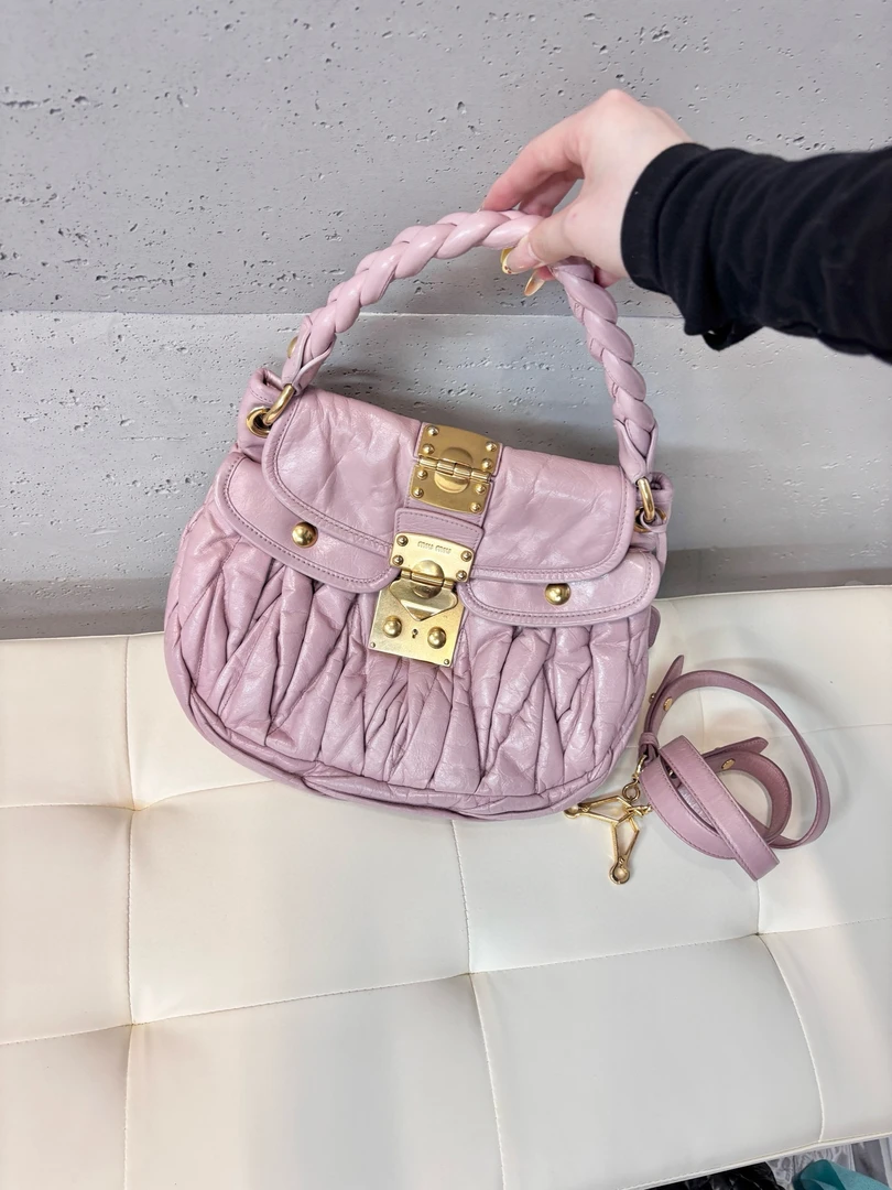 95新 MIU MIU/缪缪 miumiu 樱花粉元宝斜挎包