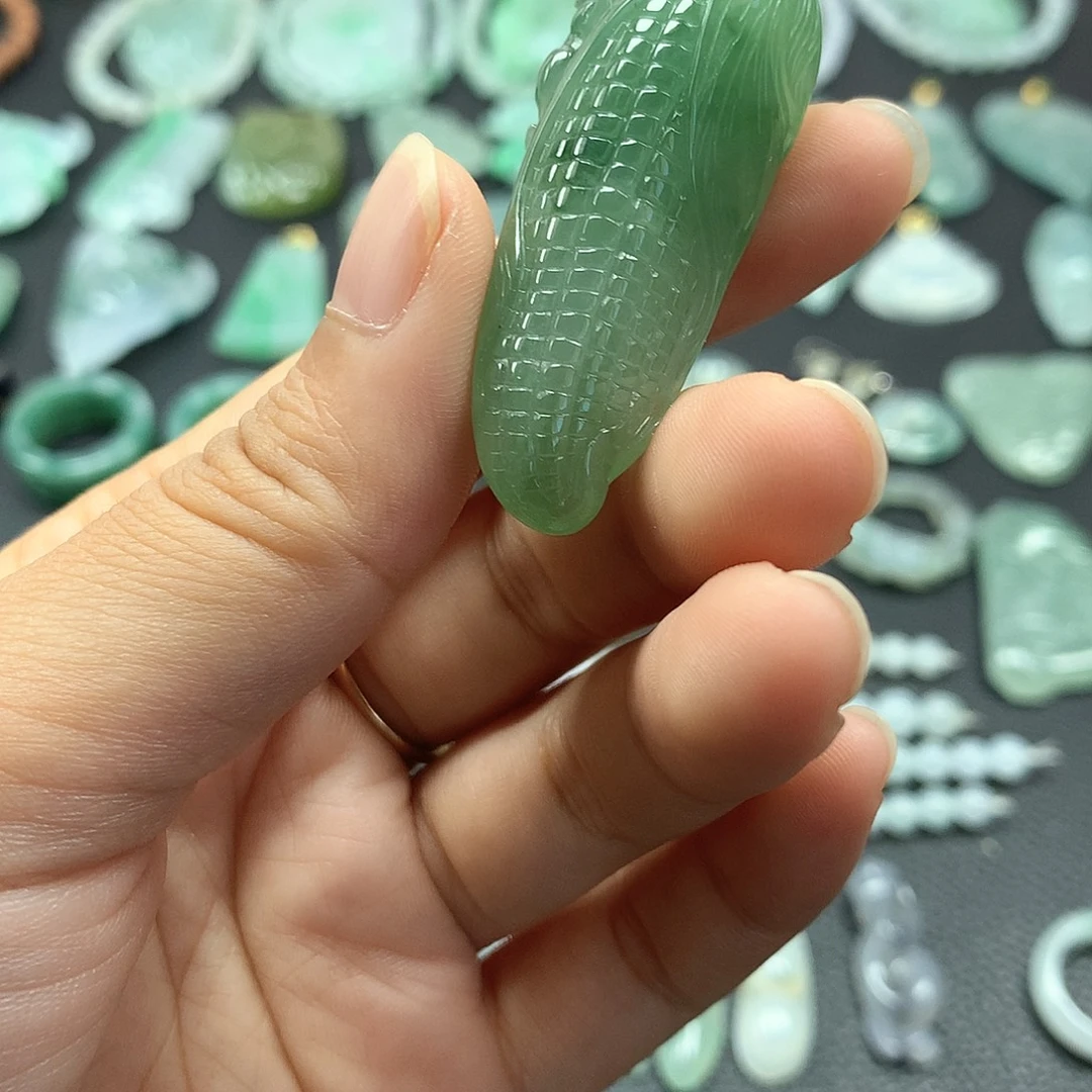 翡翠未镶嵌颈饰玉米