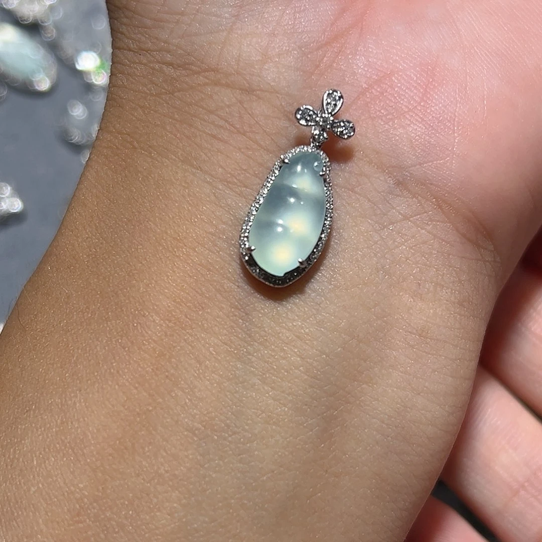 刘***静翡翠18K金镶嵌颈饰