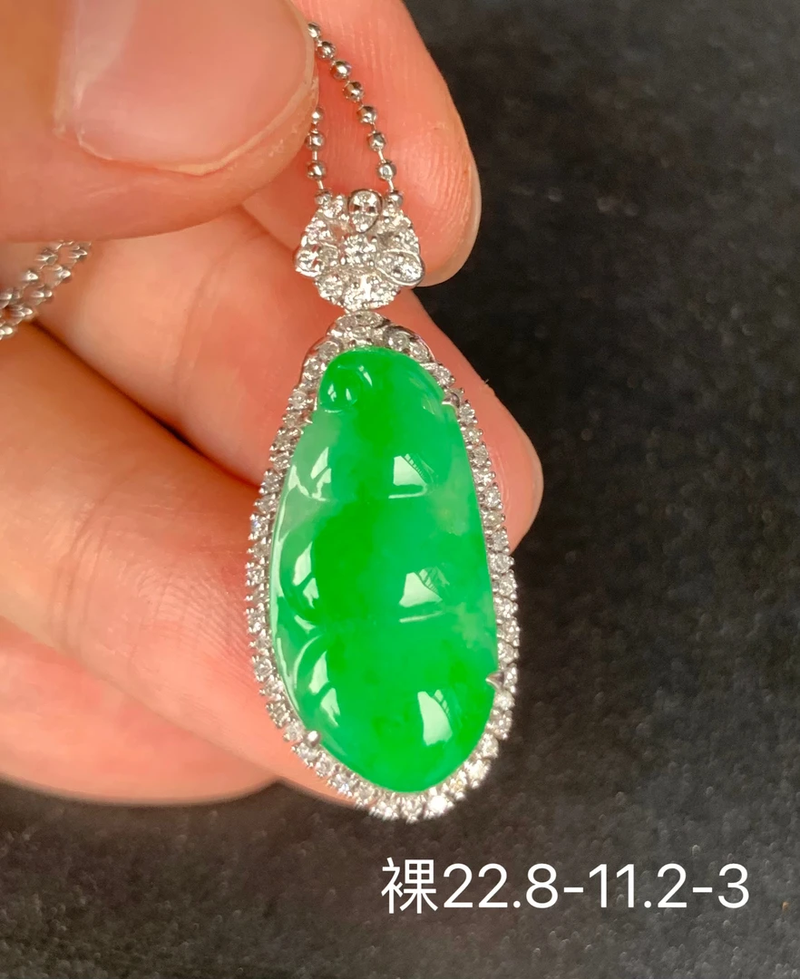 高冰绿色福豆天然翡翠吊坠镶嵌精致翡翠保真基地高级感玉石