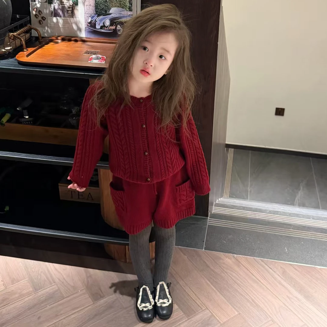 小思家冬季新款韩版洋气女童新年红色针织上衣针织短裤时髦套装