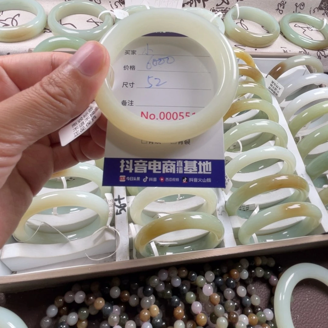 小***常和田玉手镯未镶嵌