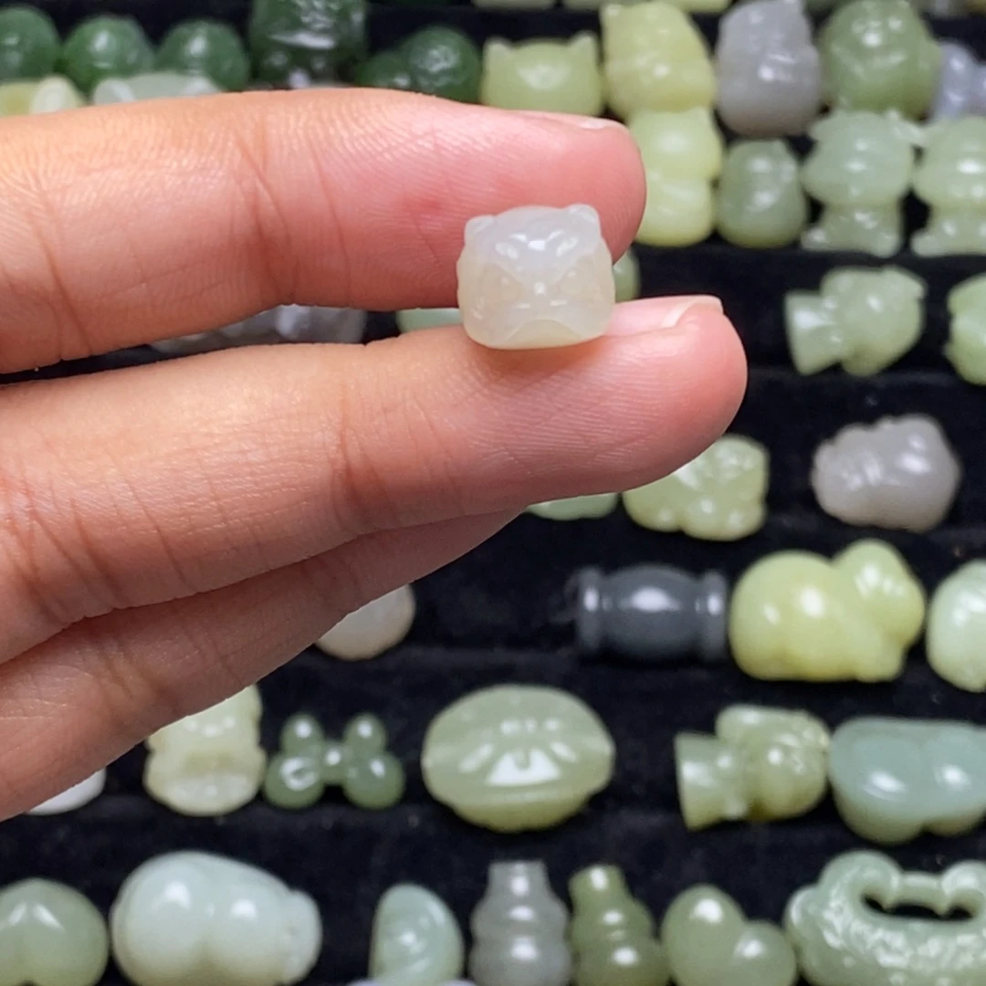 喜***儿和田玉未镶嵌颈饰