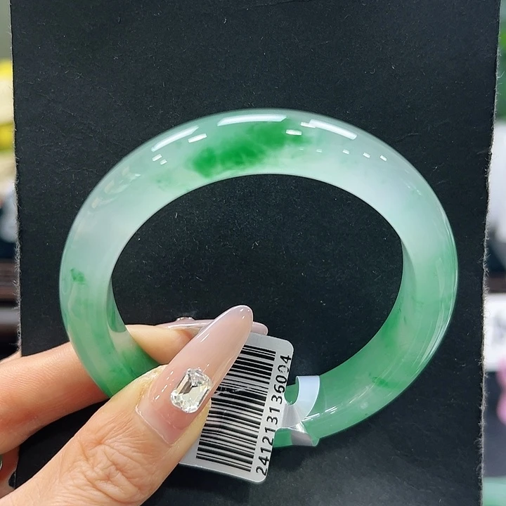 D***属石英质玉（非洲翠）未镶嵌手镯