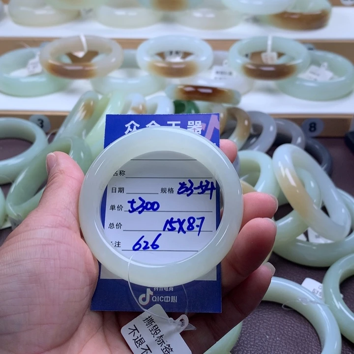 如***意和田玉未镶嵌手镯