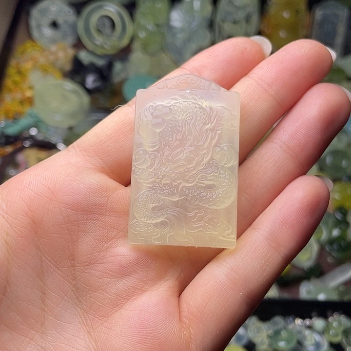 蛇纹石玉合金颈饰龙牌