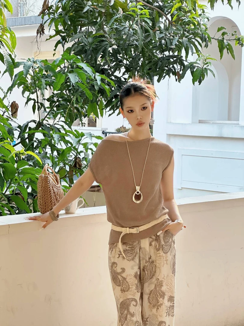 老吴的衣橱【留学美白】气质一字领斜肩无袖显瘦无袖透气上衣C873