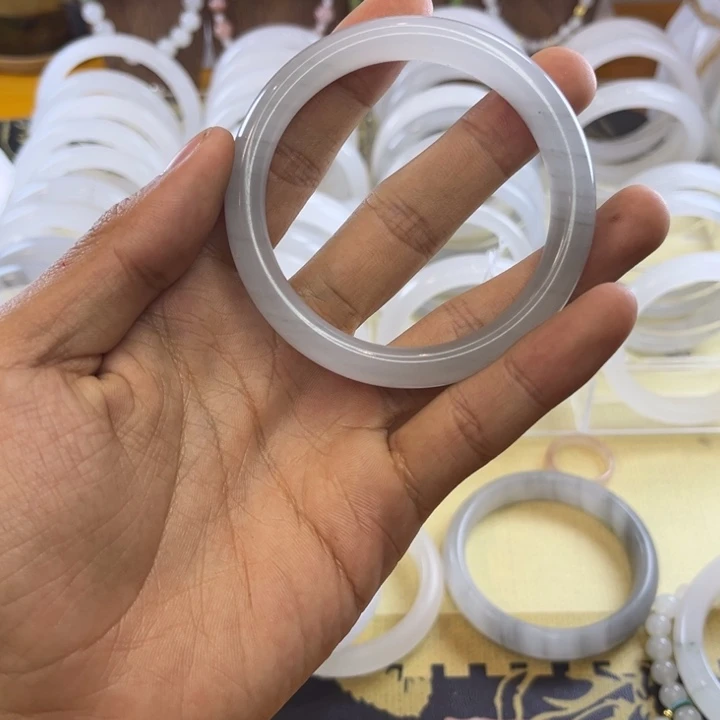 石英质玉未镶嵌颈饰