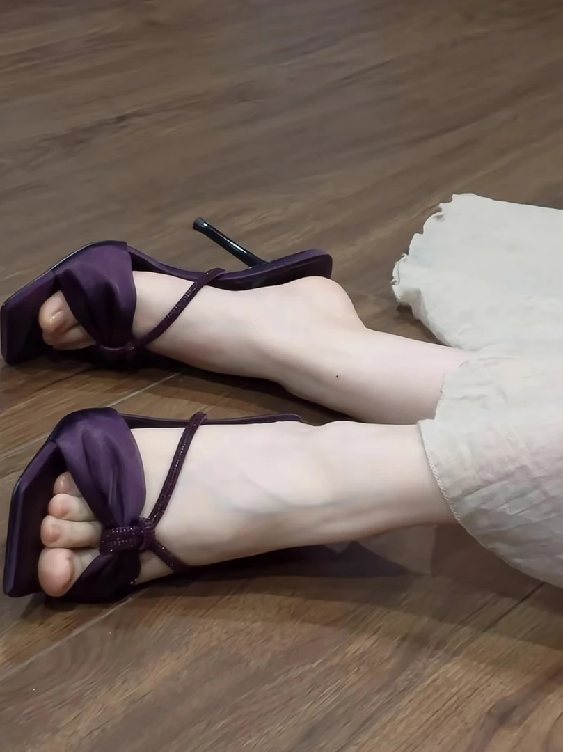 杨树林同款紫色绸缎水钻细高跟拖鞋女新款气质方头一字交叉带凉鞋