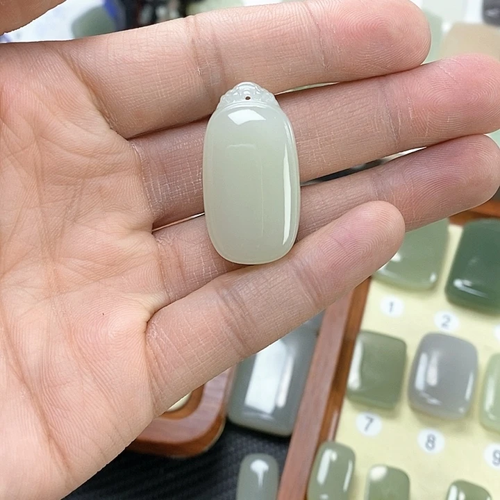 和田玉颈饰未镶嵌樱****子