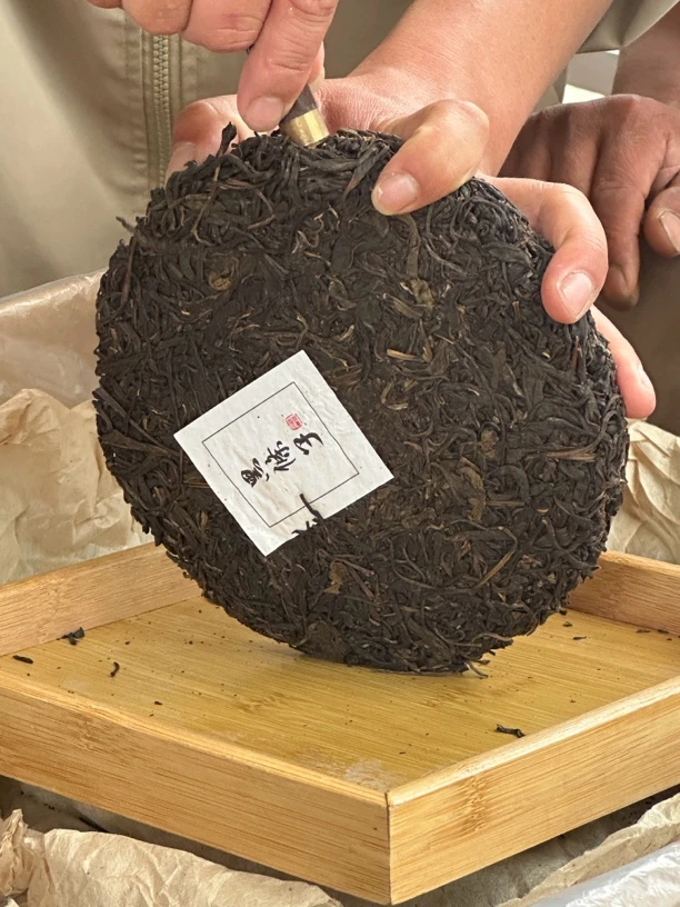 2025年（黑条子）100克古树生茶饼