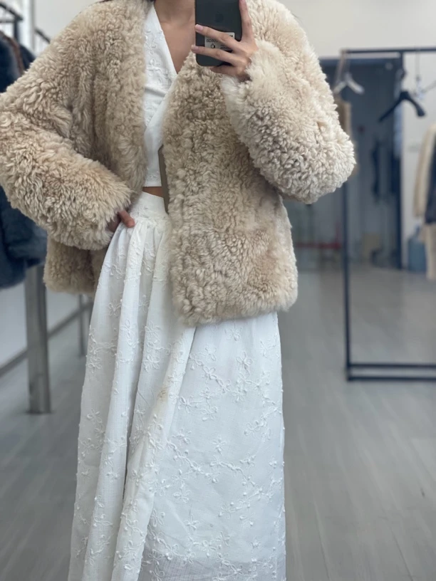 托斯卡纳卷毛真皮经典百搭时尚V领半卷