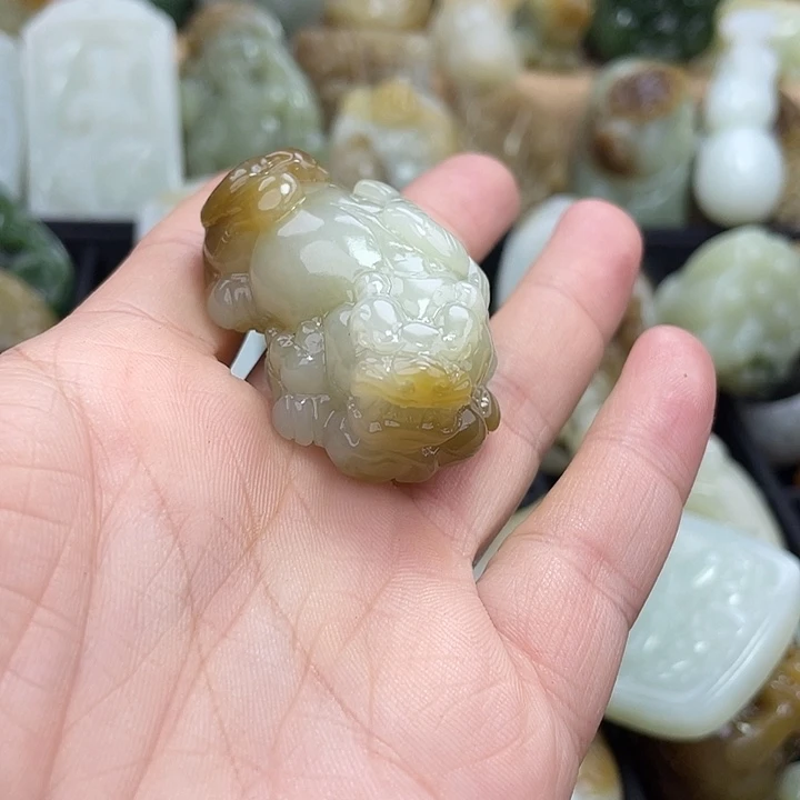 扎***勒颈饰未镶嵌和田玉（糖玉）