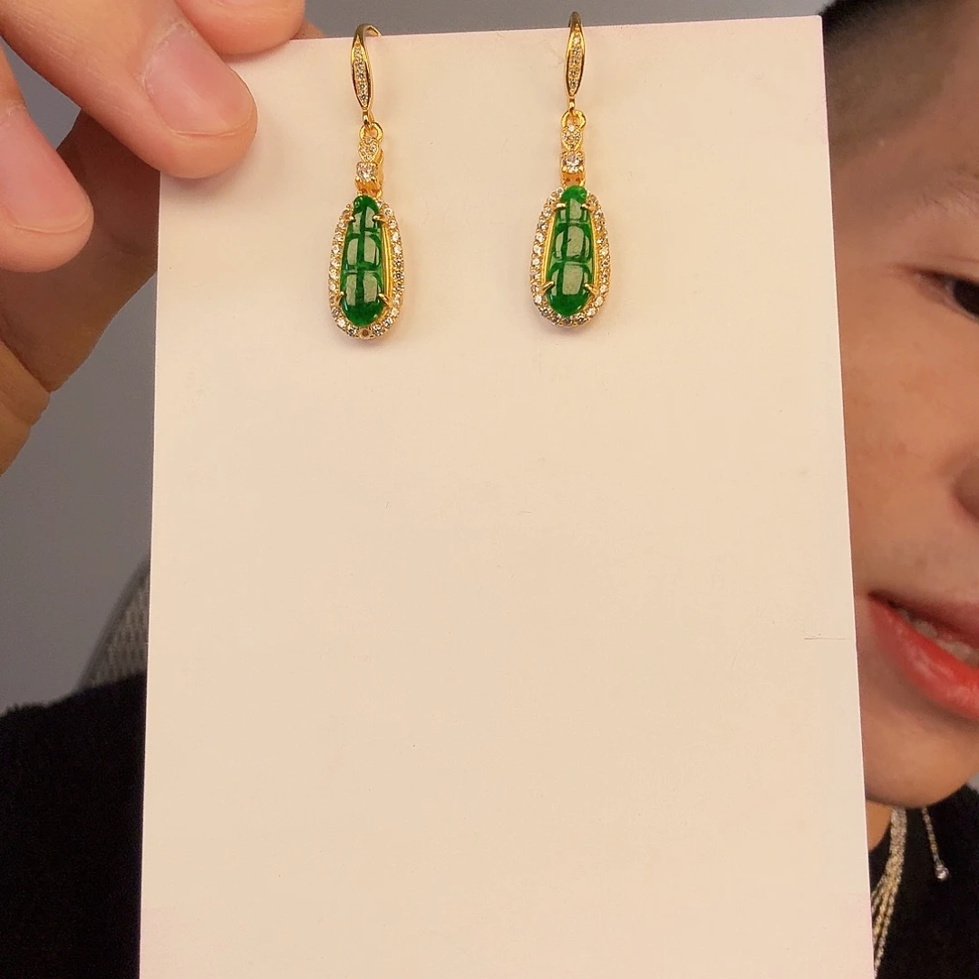 翡翠未镶嵌颈饰一对