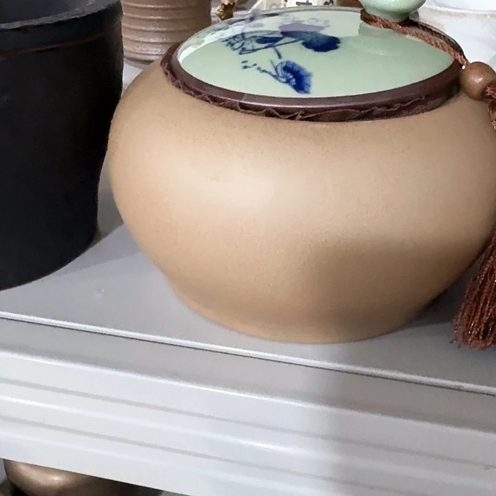 主人杯一个，瓷。。品茗