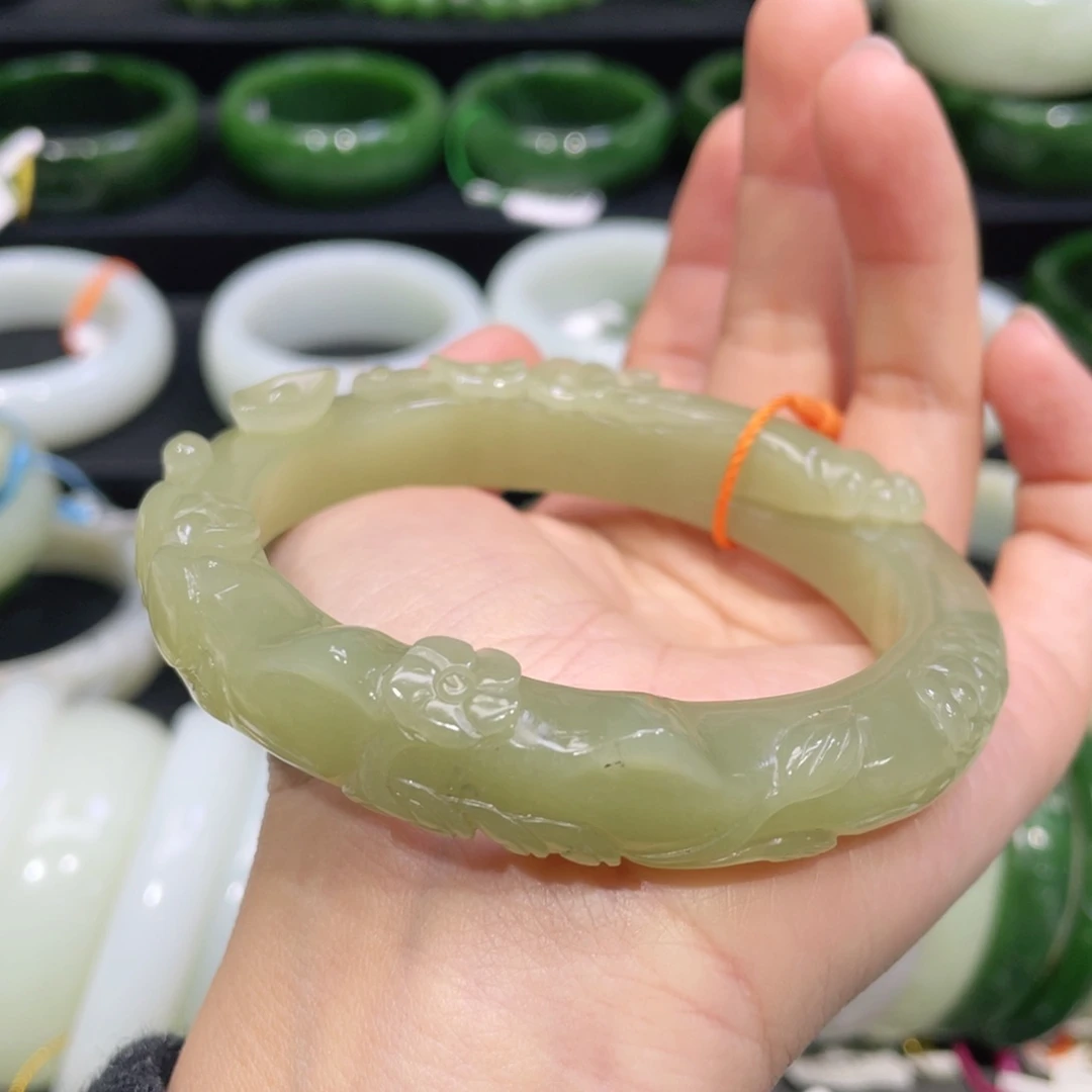 未镶嵌手镯和田玉40。   圈口63+