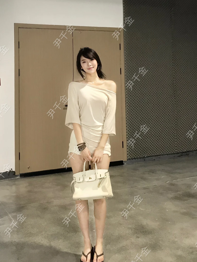 尹千金J【涩谷大小姐】66天丝透气感抽褶收腰喇叭袖显瘦上衣T257098
