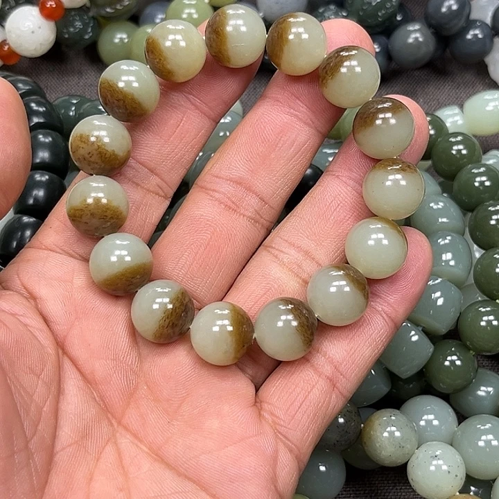 吾****和田玉未镶嵌手链